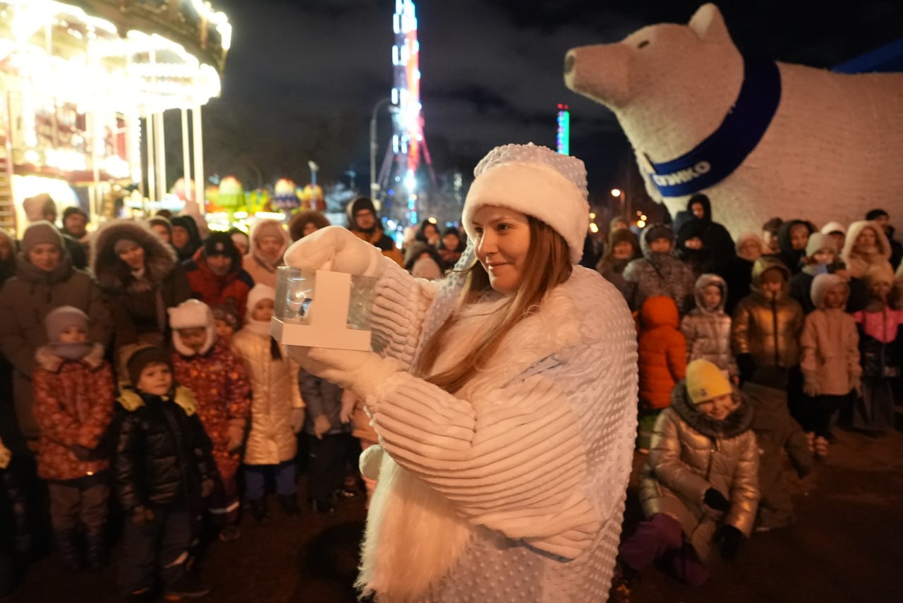 Максим Афанасьев: Сегодня на Цветном бульваре стало еще ярче и волшебнее! Вместе с тюменцами мы зажгли традиционный новогодний арт-объект «Белые медведи» Максим Афанасьев: Сегодня на Цветном бульваре стало еще ярче и волшебнее! Вместе с тюменцами мы зажгли традиционный новогодний арт-объект «Белые медведи»