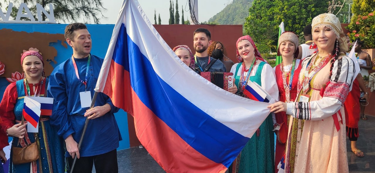От Сибири до Индии: фольклорный ансамбль «Росстань» покорил международную сцену От Сибири до Индии: фольклорный ансамбль «Росстань» покорил международную сцену