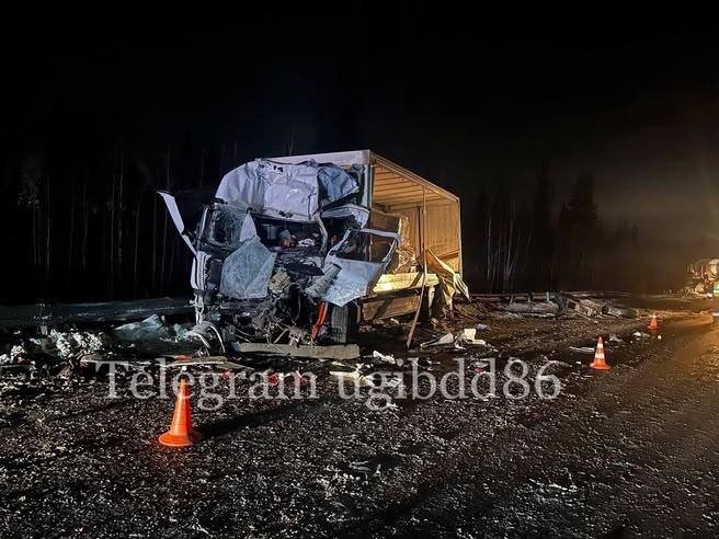 На тюменской трассе лоб в лоб столкнулись грузовики, погибли 2 водителя