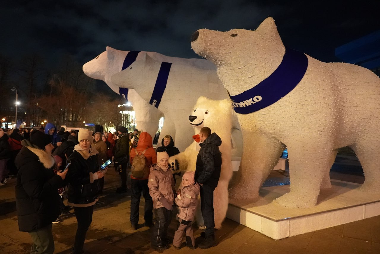 Максим Афанасьев: Сегодня на Цветном бульваре стало еще ярче и волшебнее! Вместе с тюменцами мы зажгли традиционный новогодний арт-объект «Белые медведи» Максим Афанасьев: Сегодня на Цветном бульваре стало еще ярче и волшебнее! Вместе с тюменцами мы зажгли традиционный новогодний арт-объект «Белые медведи»