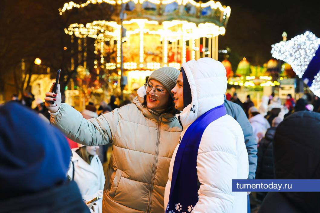 Тюмень встречает зиму: на Цветном бульваре зажгли белых мишек! Тюмень встречает зиму: на Цветном бульваре зажгли белых мишек!