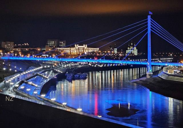 Замерзшая Тура - словно зеркало без выпавшего снега