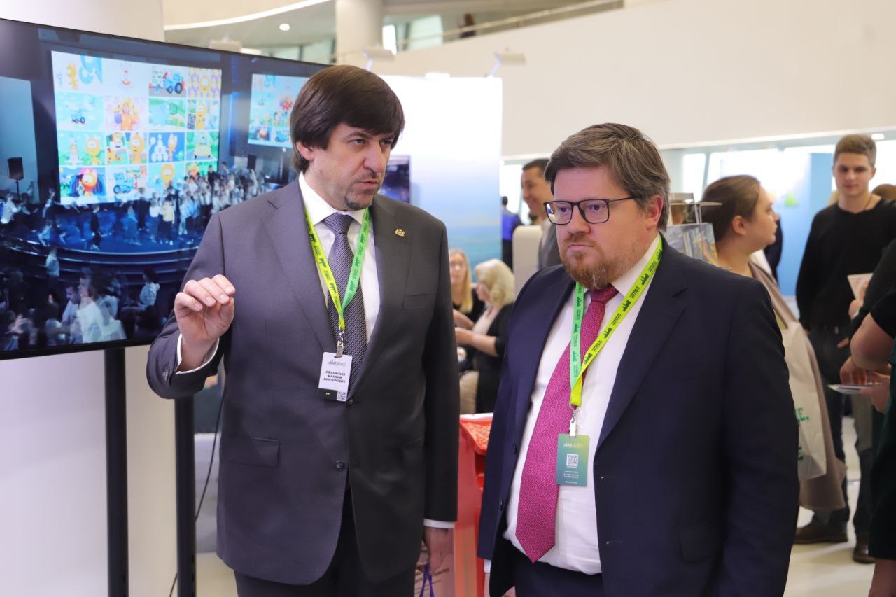 Максим Афанасьев: Сегодня на стратегическом форуме «Города России» стенд города Тюмени посетил заместитель министра экономического развития Российской Федерации, куратор отрасли туризма Дмитрий Вахруков