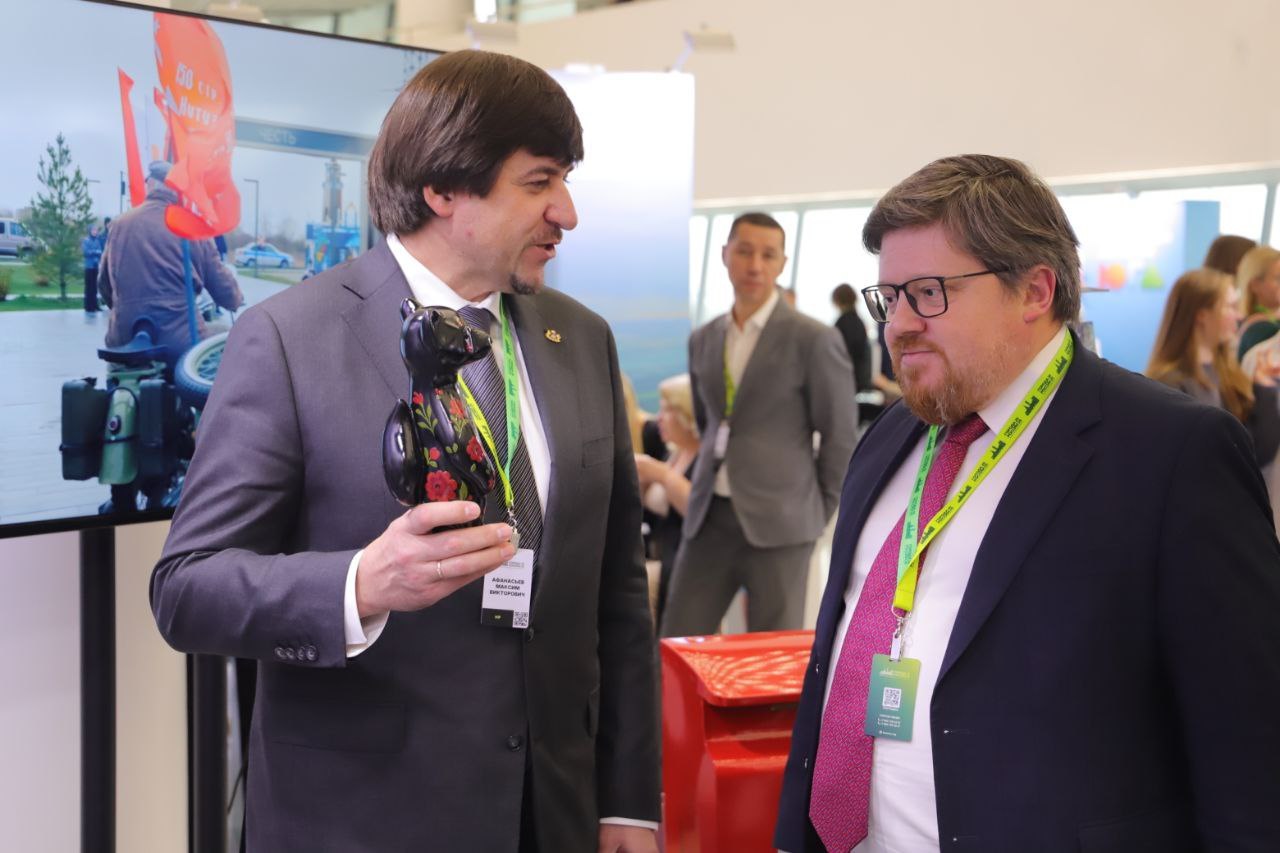 Максим Афанасьев: Сегодня на стратегическом форуме «Города России» стенд города Тюмени посетил заместитель министра экономического развития Российской Федерации, куратор отрасли туризма Дмитрий Вахруков Максим Афанасьев: Сегодня на стратегическом форуме «Города России» стенд города Тюмени посетил заместитель министра экономического развития Российской Федерации, куратор отрасли туризма Дмитрий Вахруков