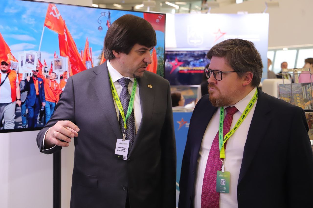 Максим Афанасьев: Сегодня на стратегическом форуме «Города России» стенд города Тюмени посетил заместитель министра экономического развития Российской Федерации, куратор отрасли туризма Дмитрий Вахруков Максим Афанасьев: Сегодня на стратегическом форуме «Города России» стенд города Тюмени посетил заместитель министра экономического развития Российской Федерации, куратор отрасли туризма Дмитрий Вахруков