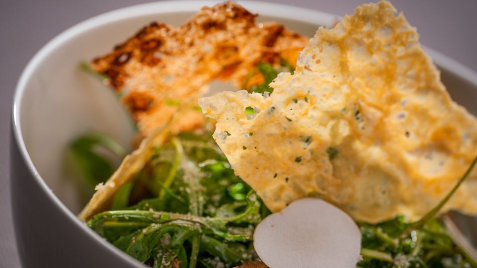 Этот хрустящий салат с сухариками готовится за пять минут: занятые хозяйки оценят рецепт