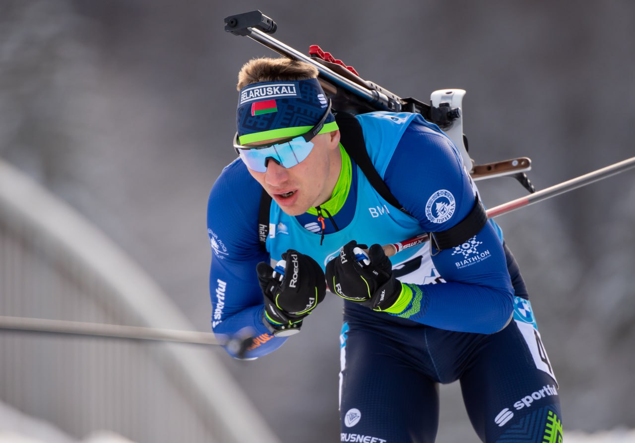 Белорусский биатлонист Антон Смольский показал лучший результат в спринте на первом этапе Кубка России в Ханты-Мансийске