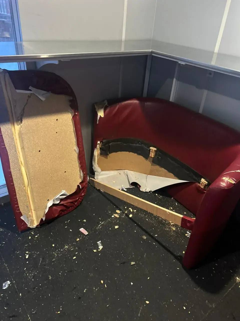 Пожаловавшийся на безответственных жителей мэр города в ЯНАО пообещал всё-таки поставить им скамейки