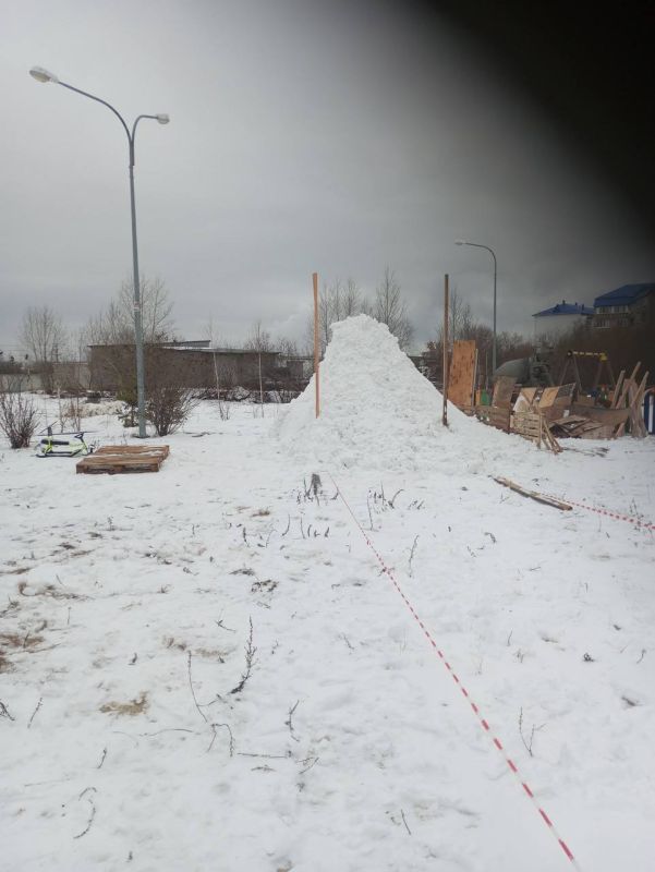 На радость детям (и некоторым взрослым) в Боровском дядя Женя начал по-традиции возводить горку!