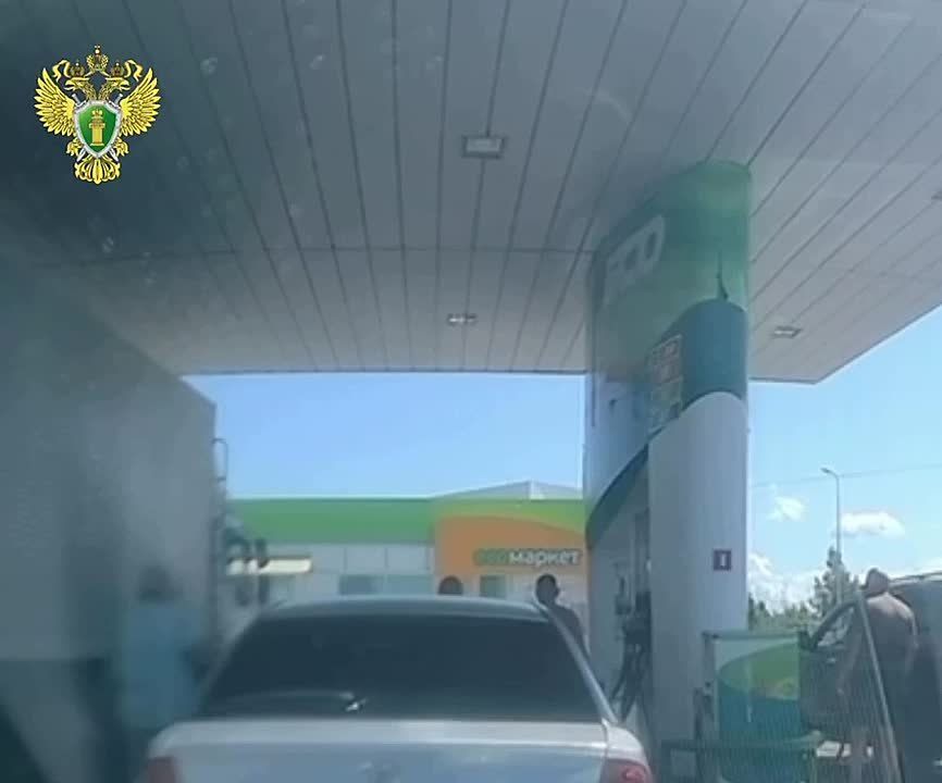 Во время заезда на заправку в Дальнереченске мотоциклист получил топором по голове