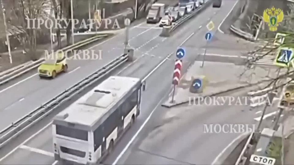 Жуткая авария произошла в Новой Москве: грузовик на полной скорости влетел в автомобили