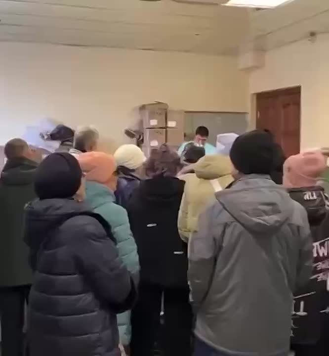 Простояли в очереди несколько часов за водорослями: "икру", которую продавали тюменцам по дешевке, изъял Роспотребнадзор