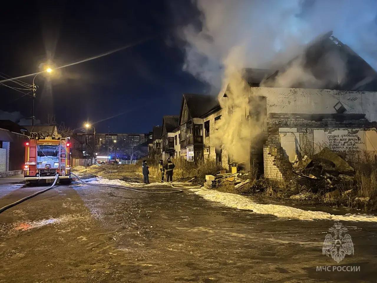 Спасатели обнаружили тело человека на пепелище Спасатели обнаружили тело человека на пепелище