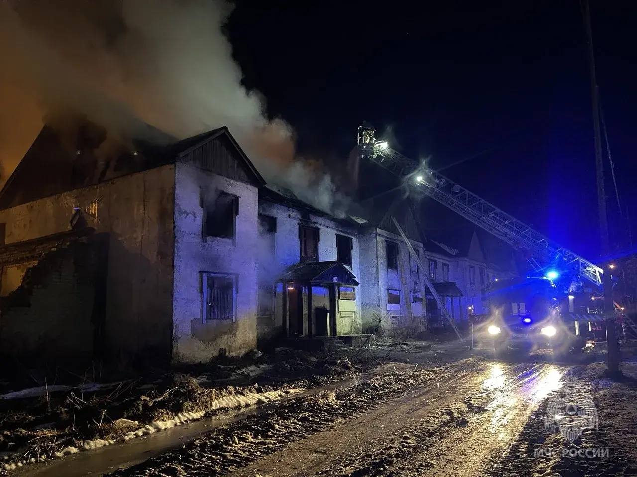 Спасатели обнаружили тело человека на пепелище Спасатели обнаружили тело человека на пепелище