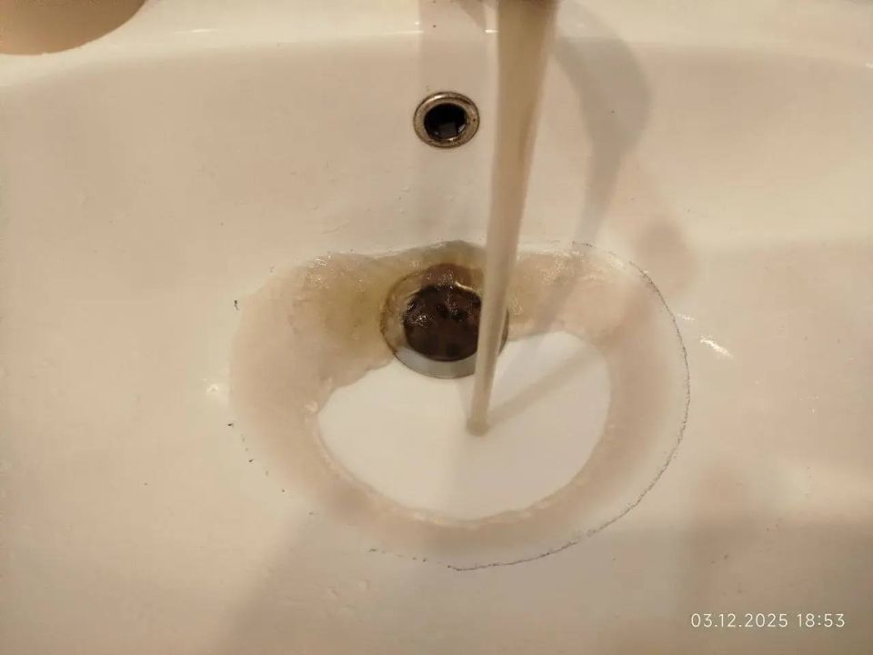 Ситуация в Антипино: из кранов тюменцев течет «кока-кола»