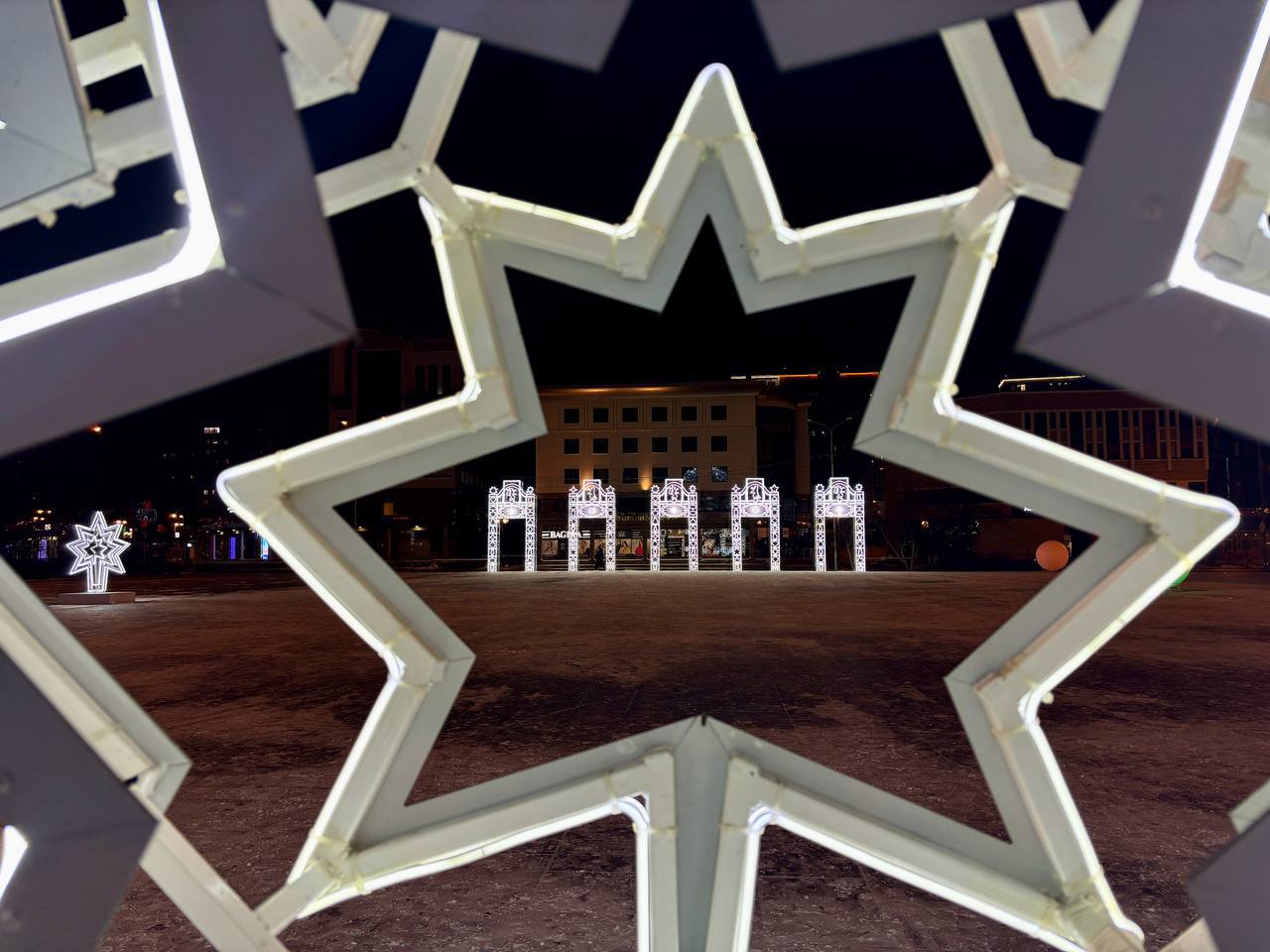 Новогодняя фотогеометрия на площади 400-летия Тюмени: попробуйте повторить Новогодняя фотогеометрия на площади 400-летия Тюмени: попробуйте повторить