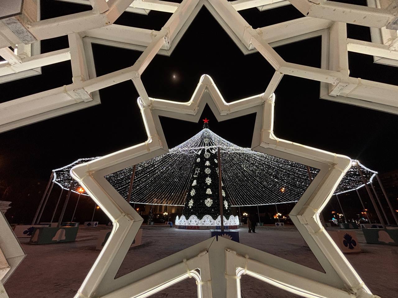 Новогодняя фотогеометрия на площади 400-летия Тюмени: попробуйте повторить Новогодняя фотогеометрия на площади 400-летия Тюмени: попробуйте повторить