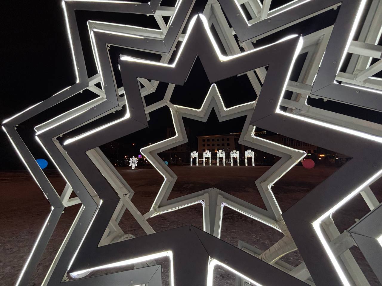 Новогодняя фотогеометрия на площади 400-летия Тюмени: попробуйте повторить Новогодняя фотогеометрия на площади 400-летия Тюмени: попробуйте повторить