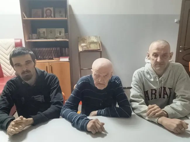 В тюменском центре помощи живут дед, отец и сын, оставшиеся без крыши над головой