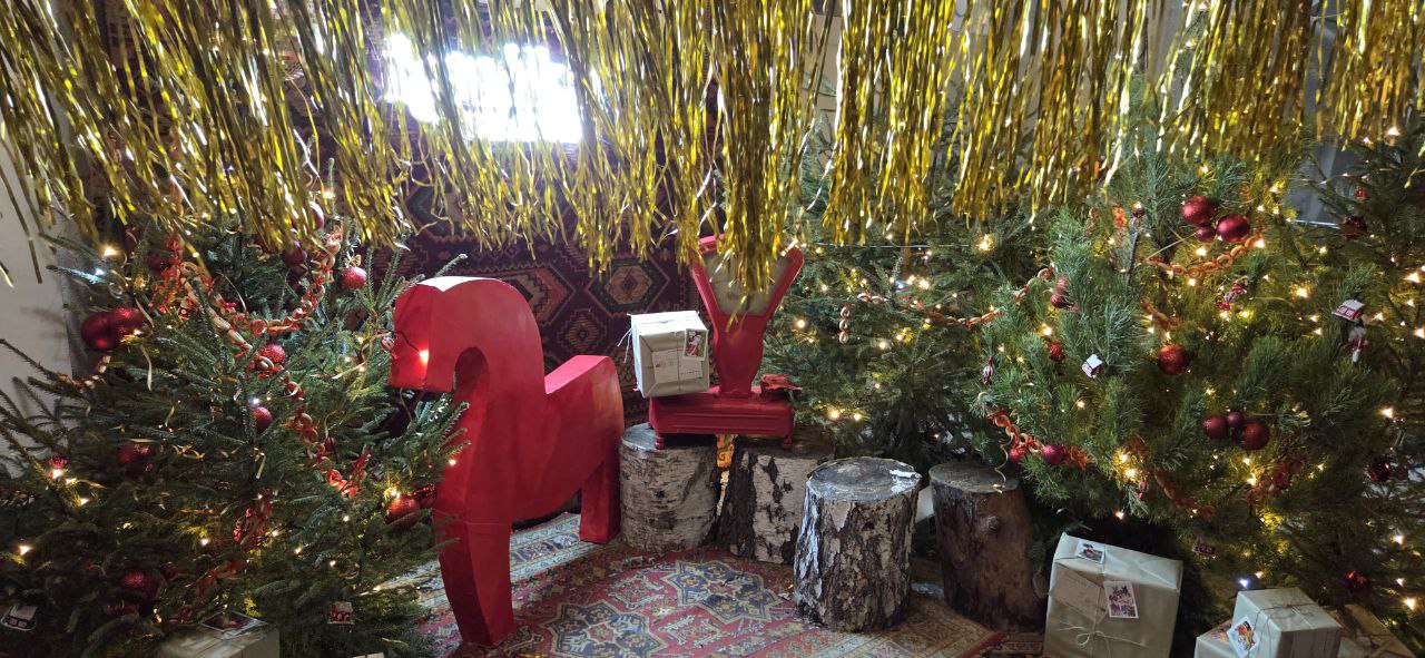 Первые зимние выходные.. Создайте атмосферу радости и веселья! В выставочном зале вас ждут: * Живая музыка;