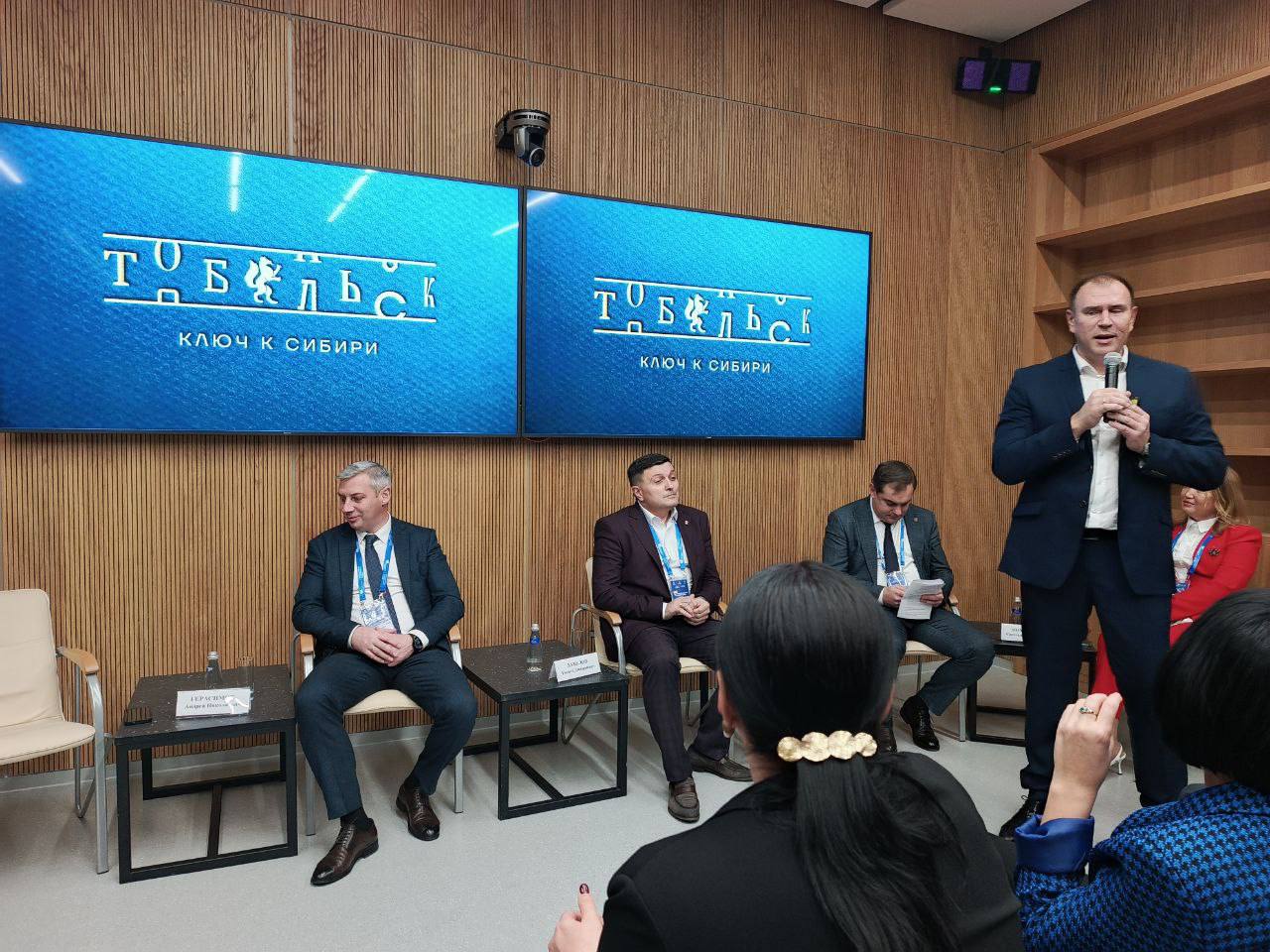 Делегация Тюменской области продолжает работу на форуме-выставке "БОЛЬШИЕ РЕШЕНИЯ МАЛОЙ РОДИНЫ" Делегация Тюменской области продолжает работу на форуме-выставке "БОЛЬШИЕ РЕШЕНИЯ МАЛОЙ РОДИНЫ"