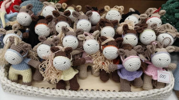 Сувениры, елочные игрушки и сладости с символом приближающегося Нового года – лошадью – представили на ярмарке Igolkamarket, которая работает в Выставочном зале в Тюмени Сувениры, елочные игрушки и сладости с символом приближающегося Нового года – лошадью – представили на ярмарке Igolkamarket, которая работает в Выставочном зале в Тюмени