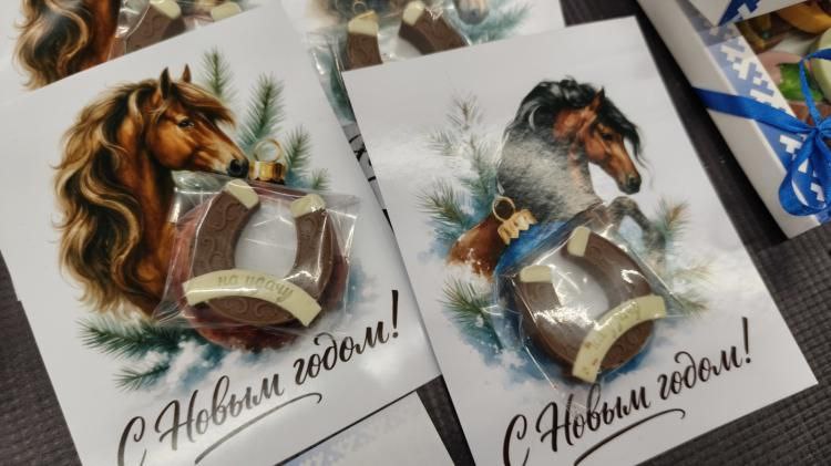 Сувениры, елочные игрушки и сладости с символом приближающегося Нового года – лошадью – представили на ярмарке Igolkamarket, которая работает в Выставочном зале в Тюмени Сувениры, елочные игрушки и сладости с символом приближающегося Нового года – лошадью – представили на ярмарке Igolkamarket, которая работает в Выставочном зале в Тюмени
