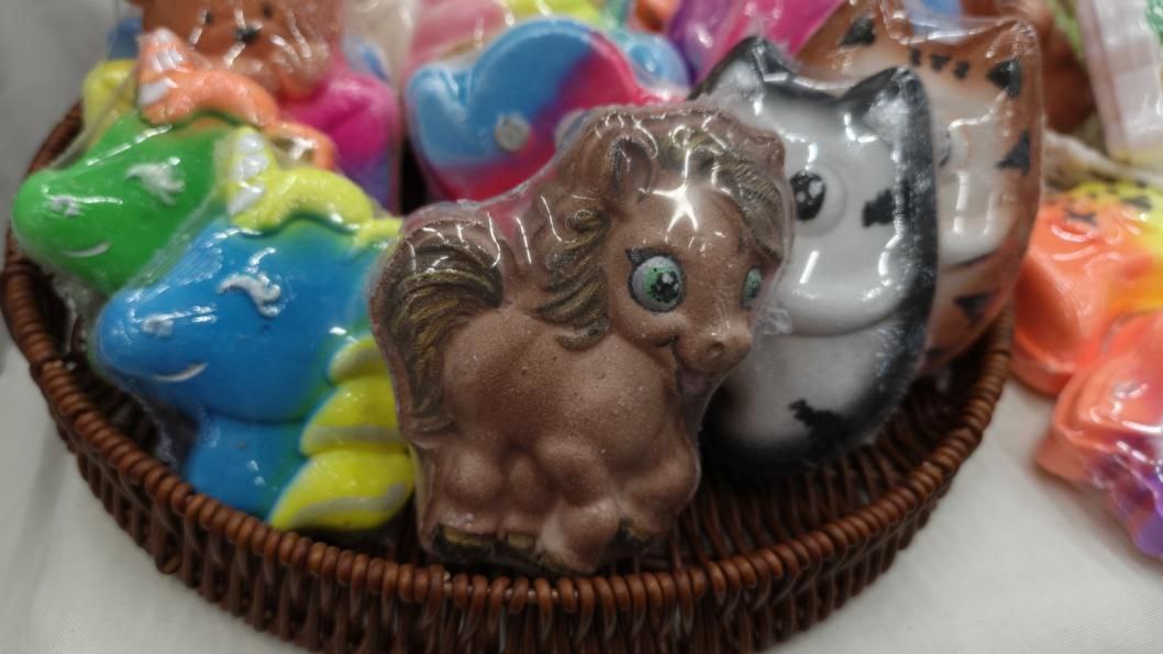 Сувениры, елочные игрушки и сладости с символом приближающегося Нового года – лошадью – представили на ярмарке Igolkamarket, которая работает в Выставочном зале в Тюмени Сувениры, елочные игрушки и сладости с символом приближающегося Нового года – лошадью – представили на ярмарке Igolkamarket, которая работает в Выставочном зале в Тюмени