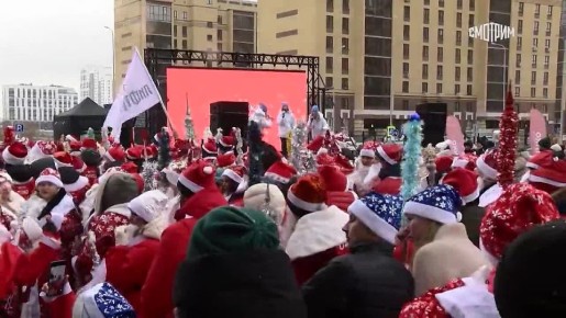 Дресс-код — кафтан, борода, посох и шапка: в Тюмени сотни жителей в костюмах Деда Мороза собрались, чтобы установить российский рекорд по самому массовому параду волшебников