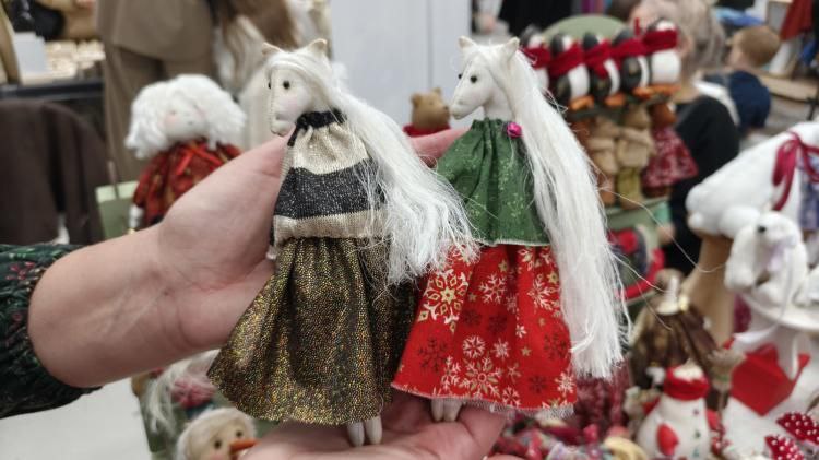 Сувениры, елочные игрушки и сладости с символом приближающегося Нового года – лошадью – представили на ярмарке Igolkamarket, которая работает в Выставочном зале в Тюмени Сувениры, елочные игрушки и сладости с символом приближающегося Нового года – лошадью – представили на ярмарке Igolkamarket, которая работает в Выставочном зале в Тюмени