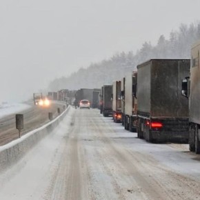 Огромная пробка из-за плохой погоды образовалась на трассе в Свердловской области