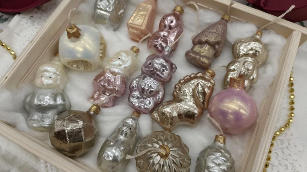 Сувениры, елочные игрушки и сладости с символом приближающегося Нового года – лошадью – представили на ярмарке Igolkamarket, которая работает в Выставочном зале в Тюмени Сувениры, елочные игрушки и сладости с символом приближающегося Нового года – лошадью – представили на ярмарке Igolkamarket, которая работает в Выставочном зале в Тюмени