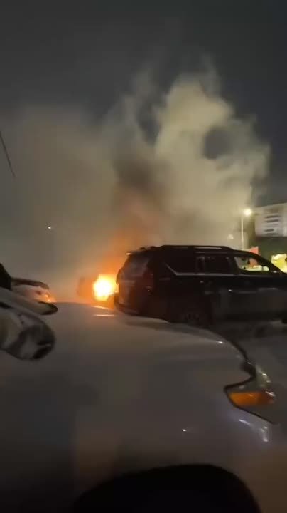 Утро началось не с кофе, а с полыхающего автомобиля около детского сада в Тюмени