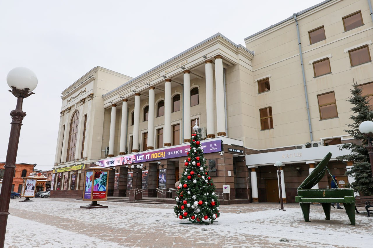 Рояль в кустах, а точнее в елках Рояль в кустах, а точнее в елках