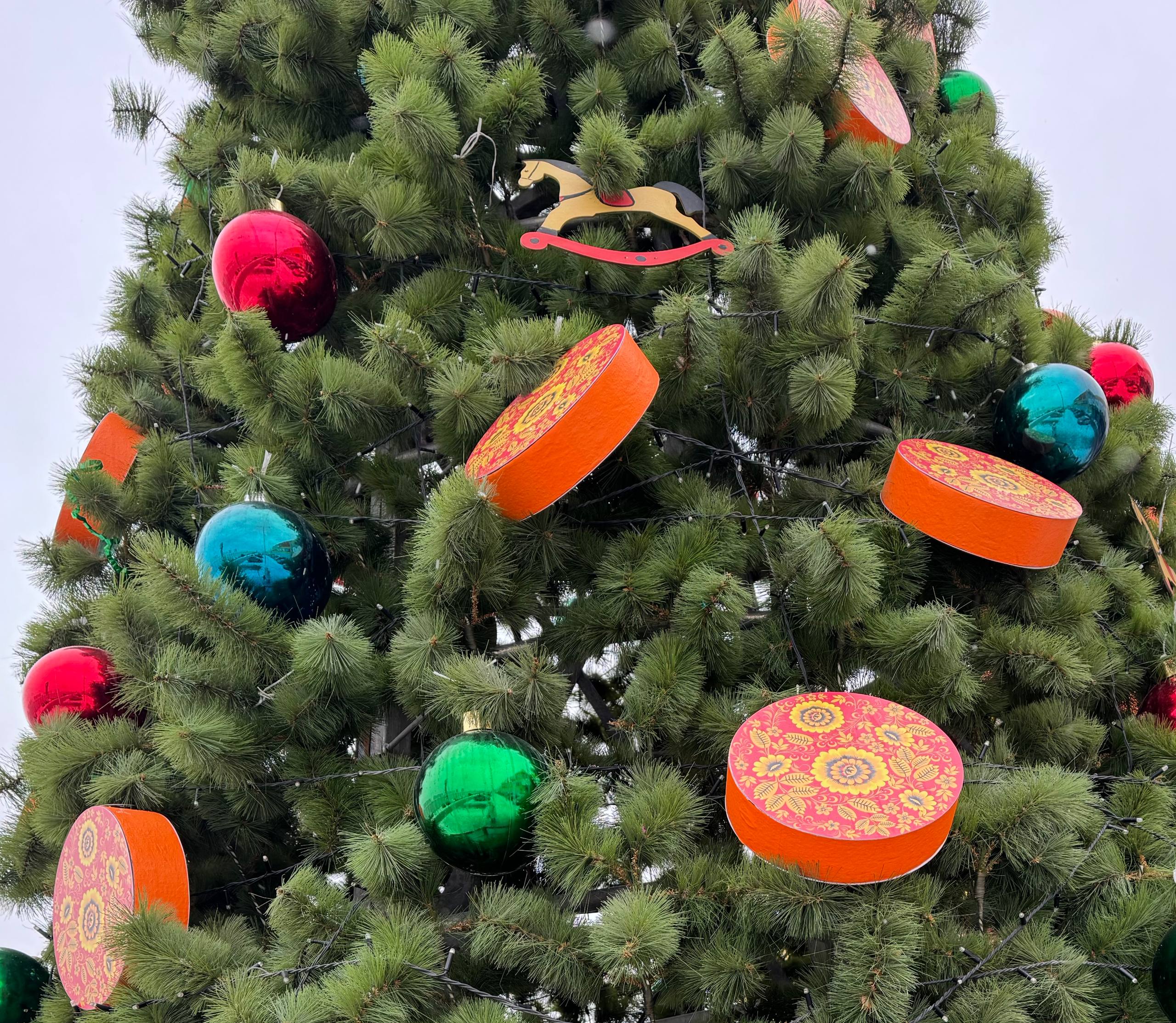 Смотрим по сторонам и напеваем: «Новогодние игрушки, свечи и хлопушки…» Смотрим по сторонам и напеваем: «Новогодние игрушки, свечи и хлопушки…»