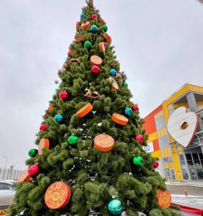 Смотрим по сторонам и напеваем: «Новогодние игрушки, свечи и хлопушки…»