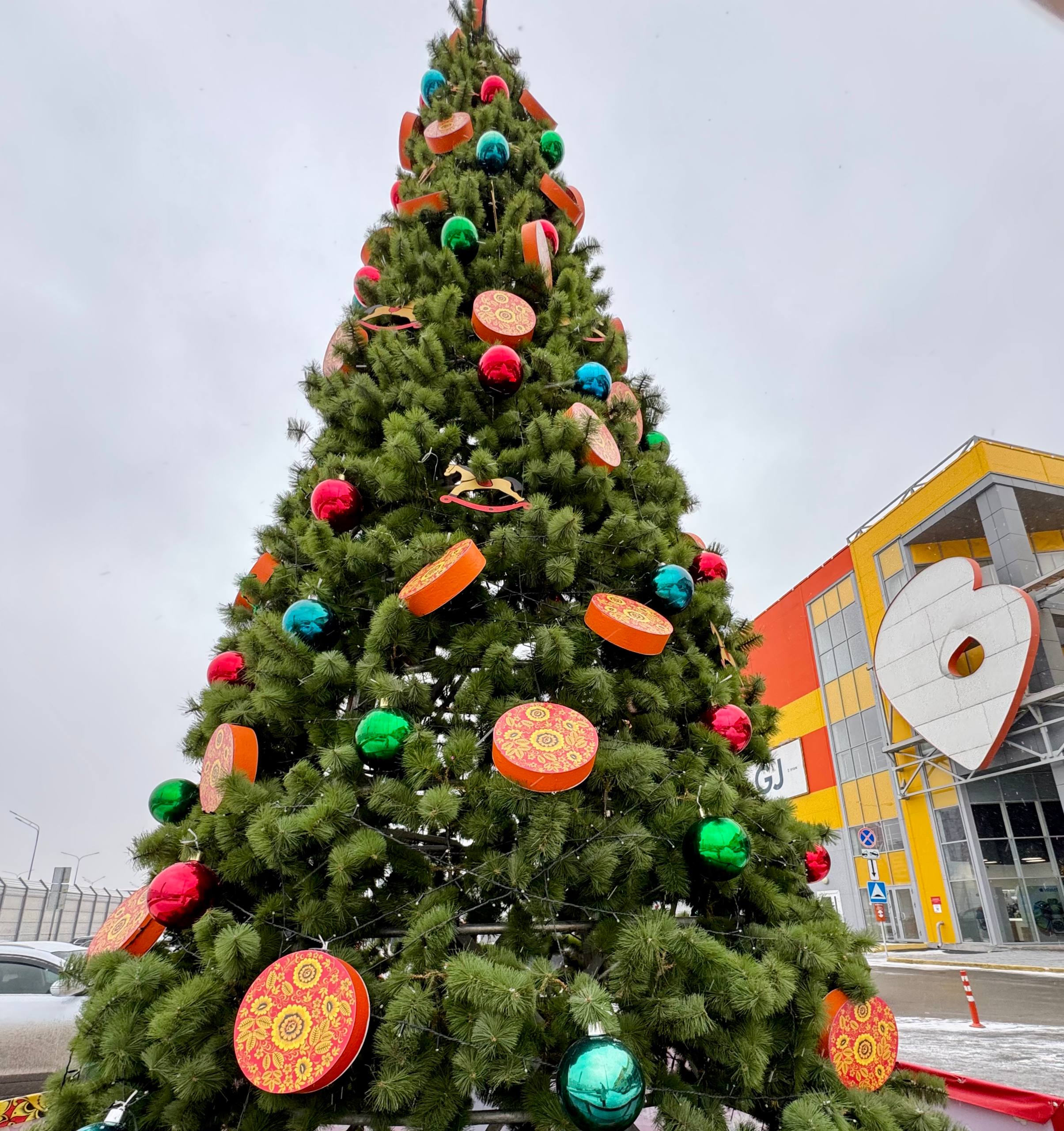 Смотрим по сторонам и напеваем: «Новогодние игрушки, свечи и хлопушки…»