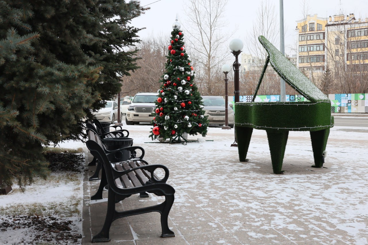 Рояль в кустах, а точнее в елках Рояль в кустах, а точнее в елках