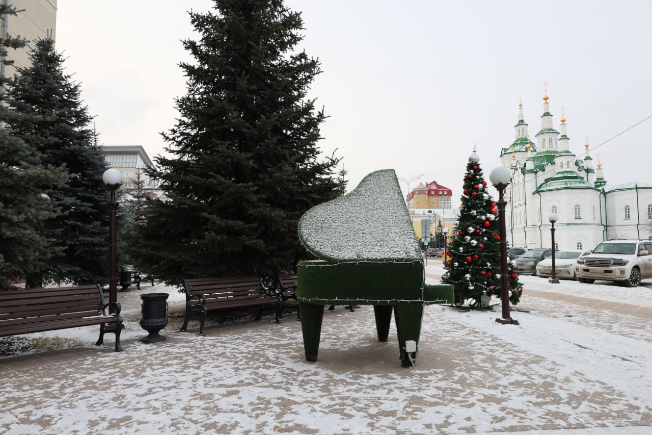 Рояль в кустах, а точнее в елках Рояль в кустах, а точнее в елках