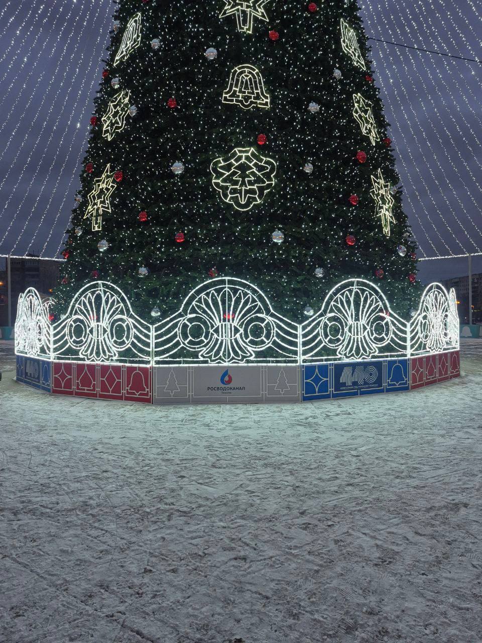 27-метровая елочка на Площади 400-летия в Тюмени уже зажгла свои огни 27-метровая елочка на Площади 400-летия в Тюмени уже зажгла свои огни