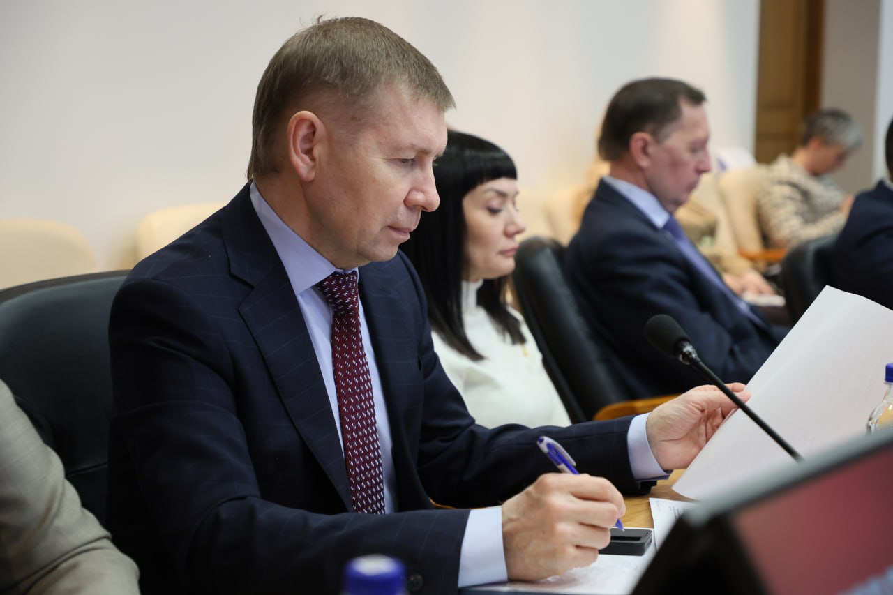 Город готовится к новогодним и рождественским праздникам Город готовится к новогодним и рождественским праздникам