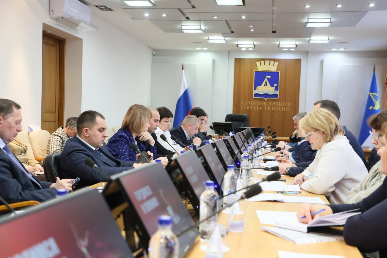 Город готовится к новогодним и рождественским праздникам Город готовится к новогодним и рождественским праздникам