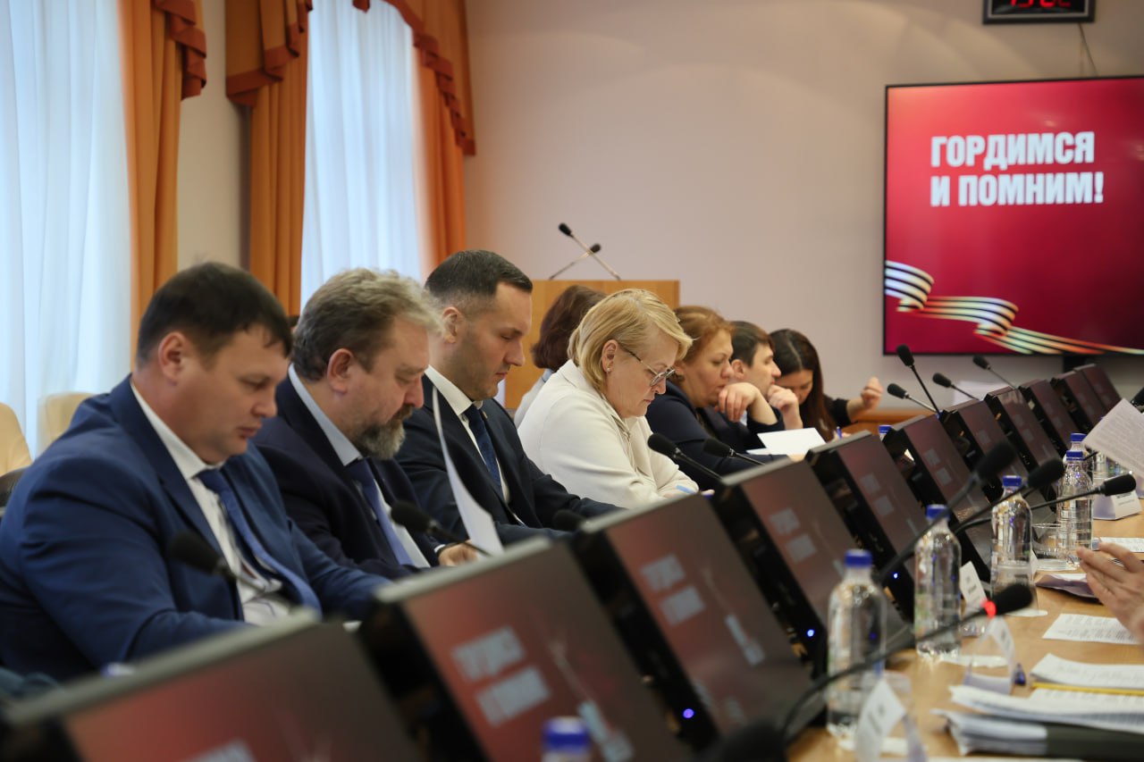 Город готовится к новогодним и рождественским праздникам Город готовится к новогодним и рождественским праздникам