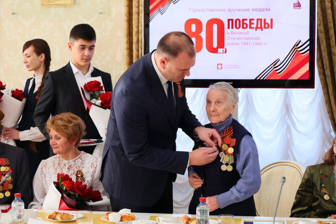 9 декабря – День Героев Отечества, мы с особым почтением чествуем тех, кто выбрал делом своей жизни служение Отчизне, кто показал пример храбрости, отваги и самоотверженности, оберегая наше государство и его население 9 декабря – День Героев Отечества, мы с особым почтением чествуем тех, кто выбрал делом своей жизни служение Отчизне, кто показал пример храбрости, отваги и самоотверженности, оберегая наше государство и его население