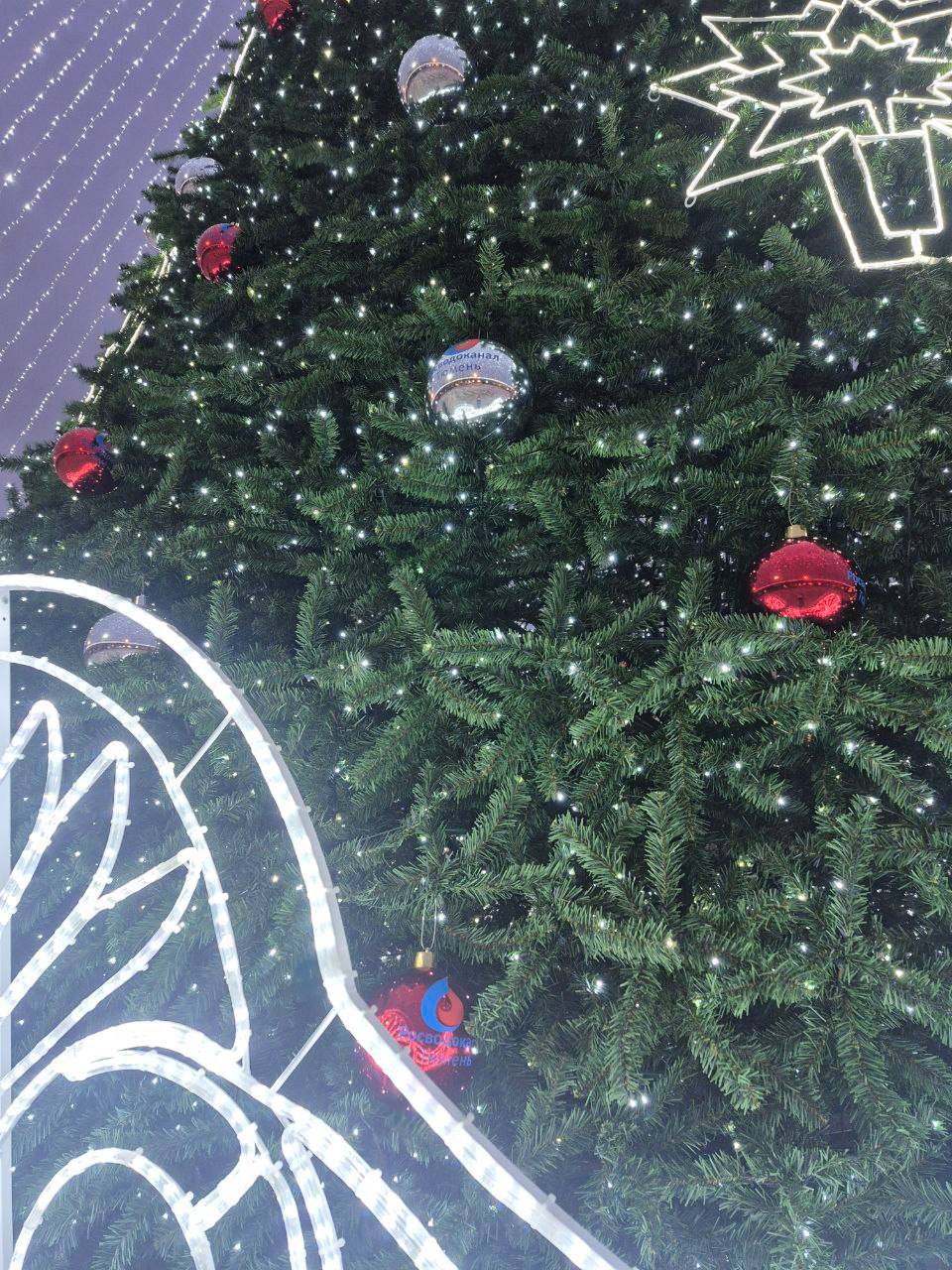 27-метровая елочка на Площади 400-летия в Тюмени уже зажгла свои огни 27-метровая елочка на Площади 400-летия в Тюмени уже зажгла свои огни