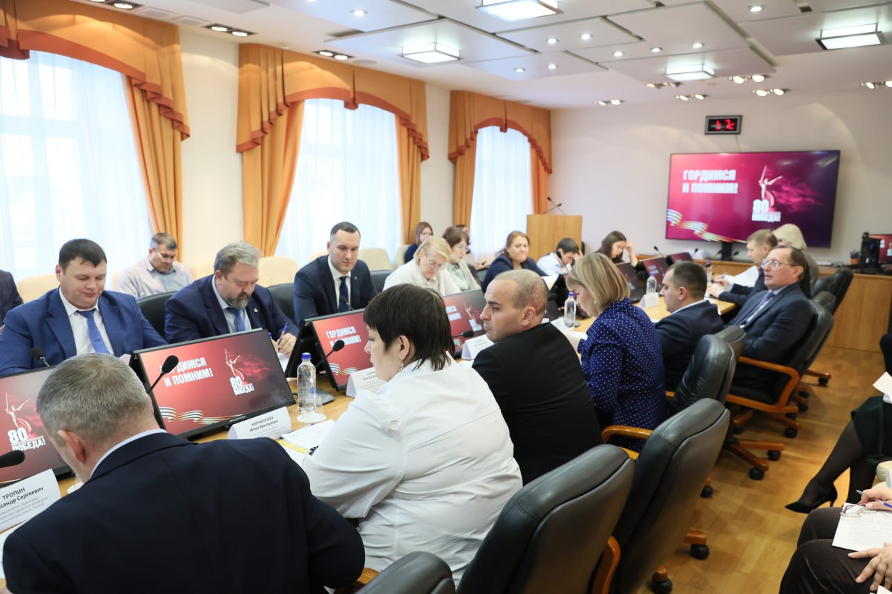 Город готовится к новогодним и рождественским праздникам Город готовится к новогодним и рождественским праздникам