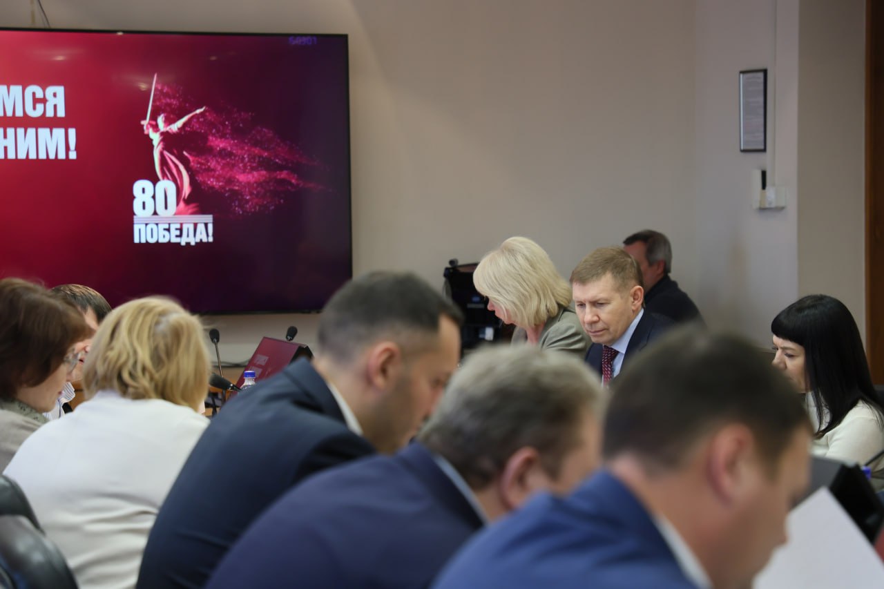 Город готовится к новогодним и рождественским праздникам Город готовится к новогодним и рождественским праздникам