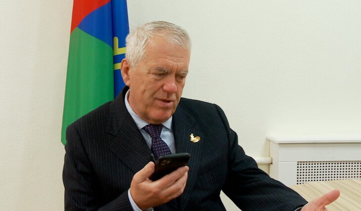 С Днем Героев Отечества поздравил Екатерину - супругу участника СВО Евгения из Тюменской области председатель регионального отделения Ассамблеи народов России Евгений Воробьев