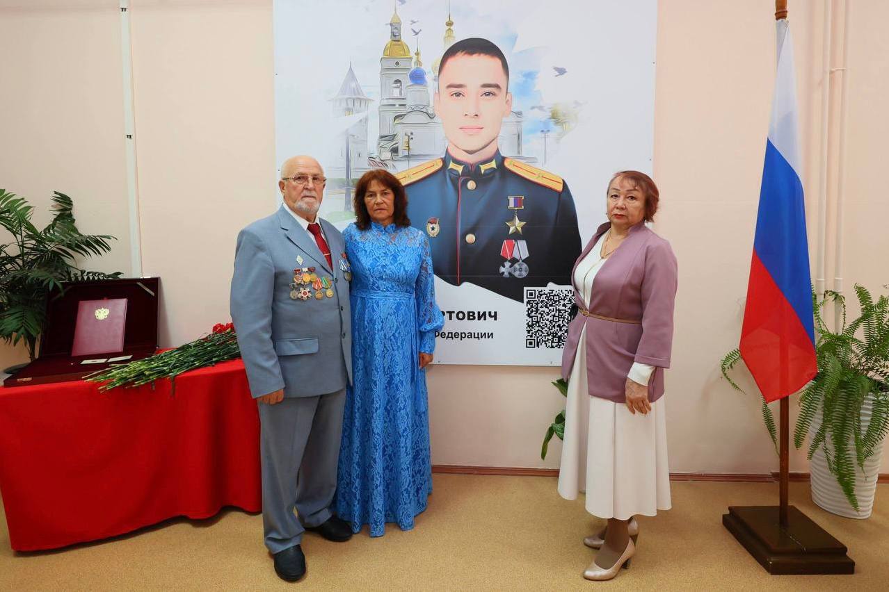 9 декабря – День Героев Отечества, мы с особым почтением чествуем тех, кто выбрал делом своей жизни служение Отчизне, кто показал пример храбрости, отваги и самоотверженности, оберегая наше государство и его население 9 декабря – День Героев Отечества, мы с особым почтением чествуем тех, кто выбрал делом своей жизни служение Отчизне, кто показал пример храбрости, отваги и самоотверженности, оберегая наше государство и его население