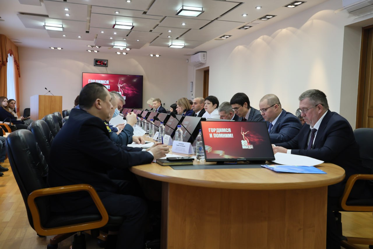 Город готовится к новогодним и рождественским праздникам Город готовится к новогодним и рождественским праздникам